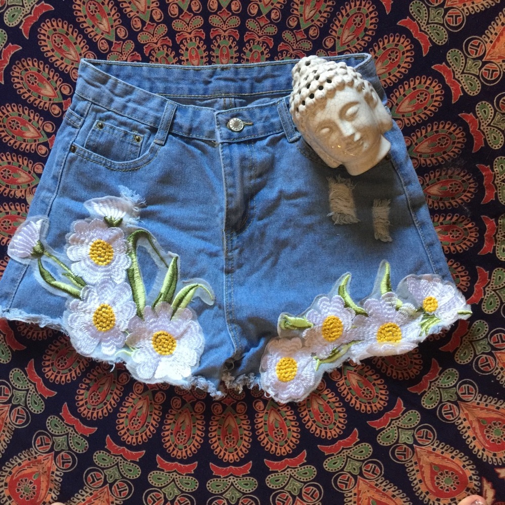 Jean shorts with flower design size L